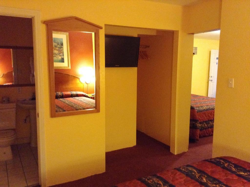 Oceanside Inn & Suites Room photo