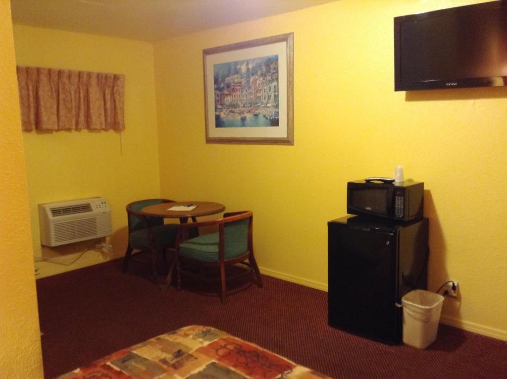 Oceanside Inn & Suites Room photo