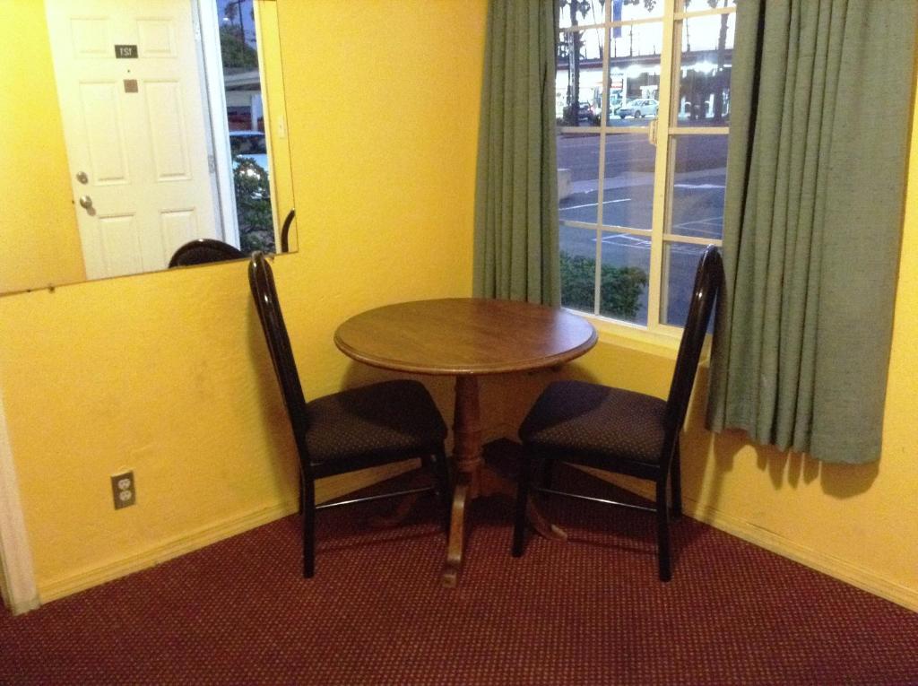 Oceanside Inn & Suites Room photo