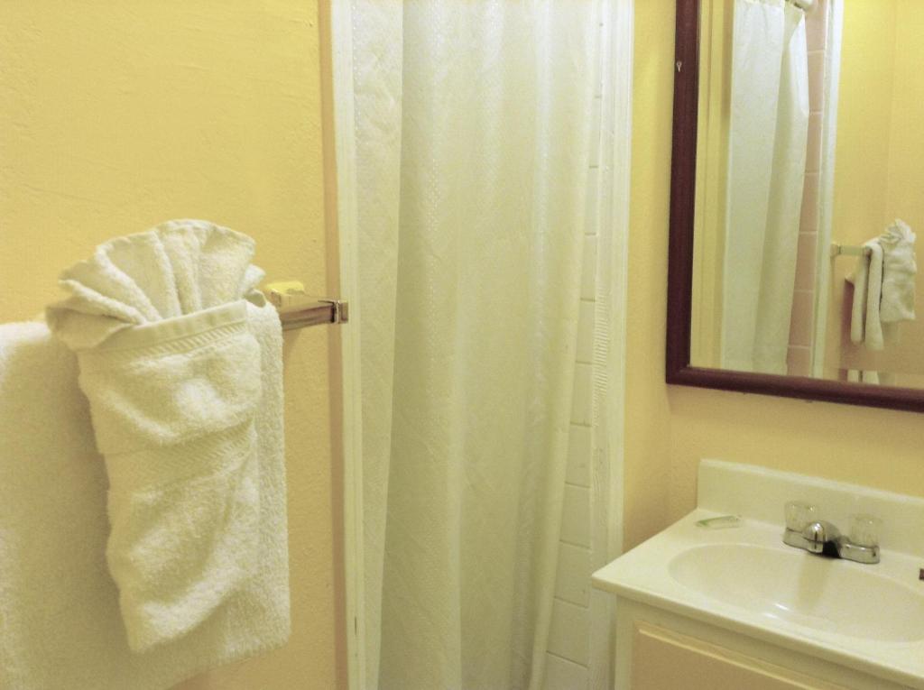 Oceanside Inn & Suites Room photo